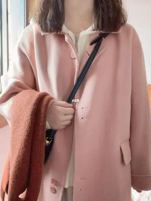 米粉色大衣怎么搭配好看