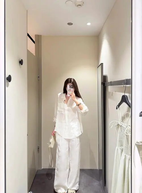 白色绣花衬衫怎么搭配