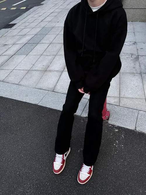 深色卫衣搭配什么裤子