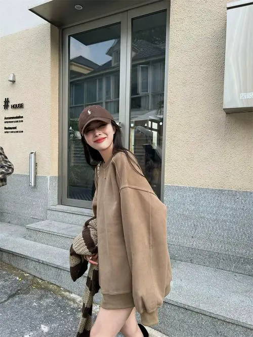 咖啡色卫衣怎么搭配才好看