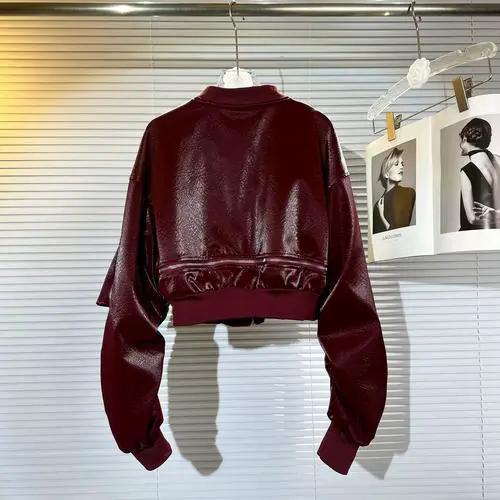 红色皮毛一体机车外套怎么搭配