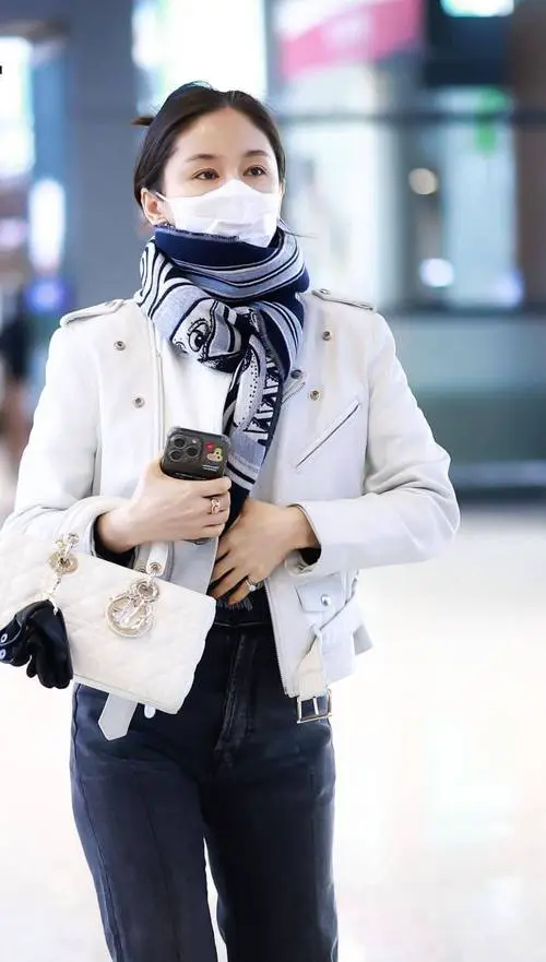 短款白皮衣怎么搭配什么围巾