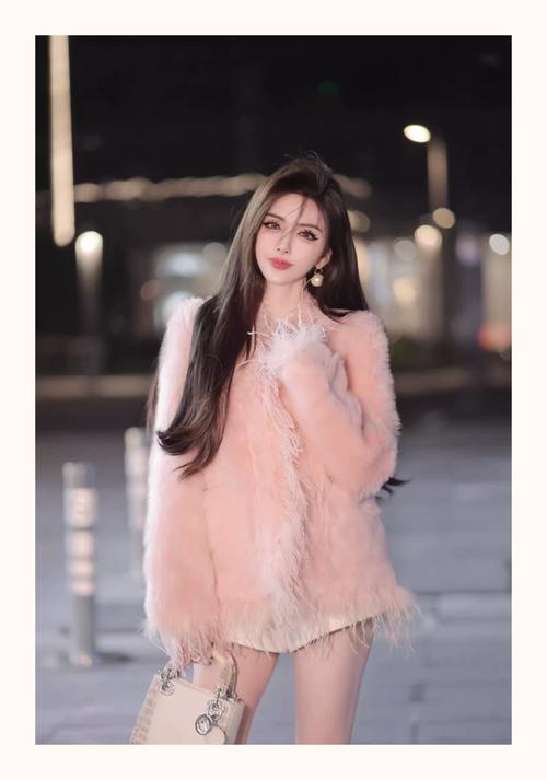 粉色皮草中长款怎么搭配好看图片