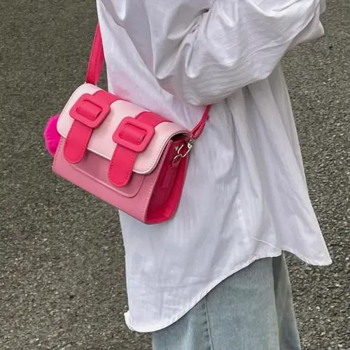 粉红色包包怎么搭配衣服