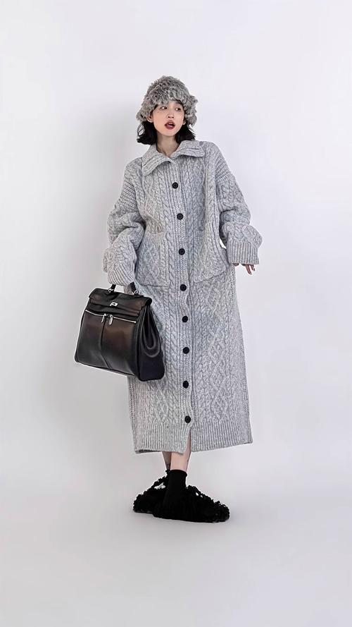 灰色的长款毛衣怎么搭配什么裤子好看图片欣赏