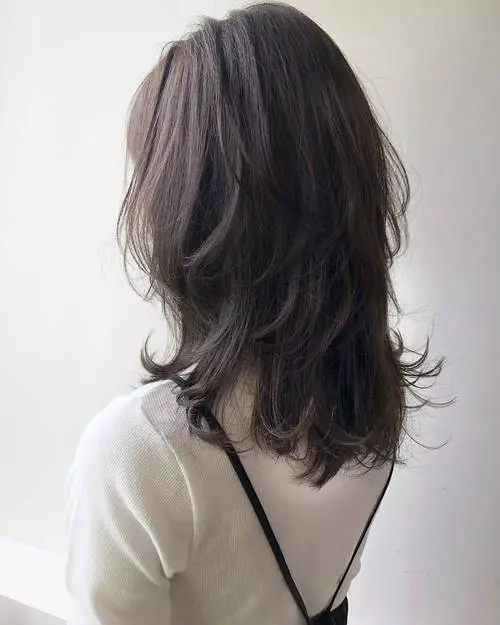 超肩头发怎么搭配