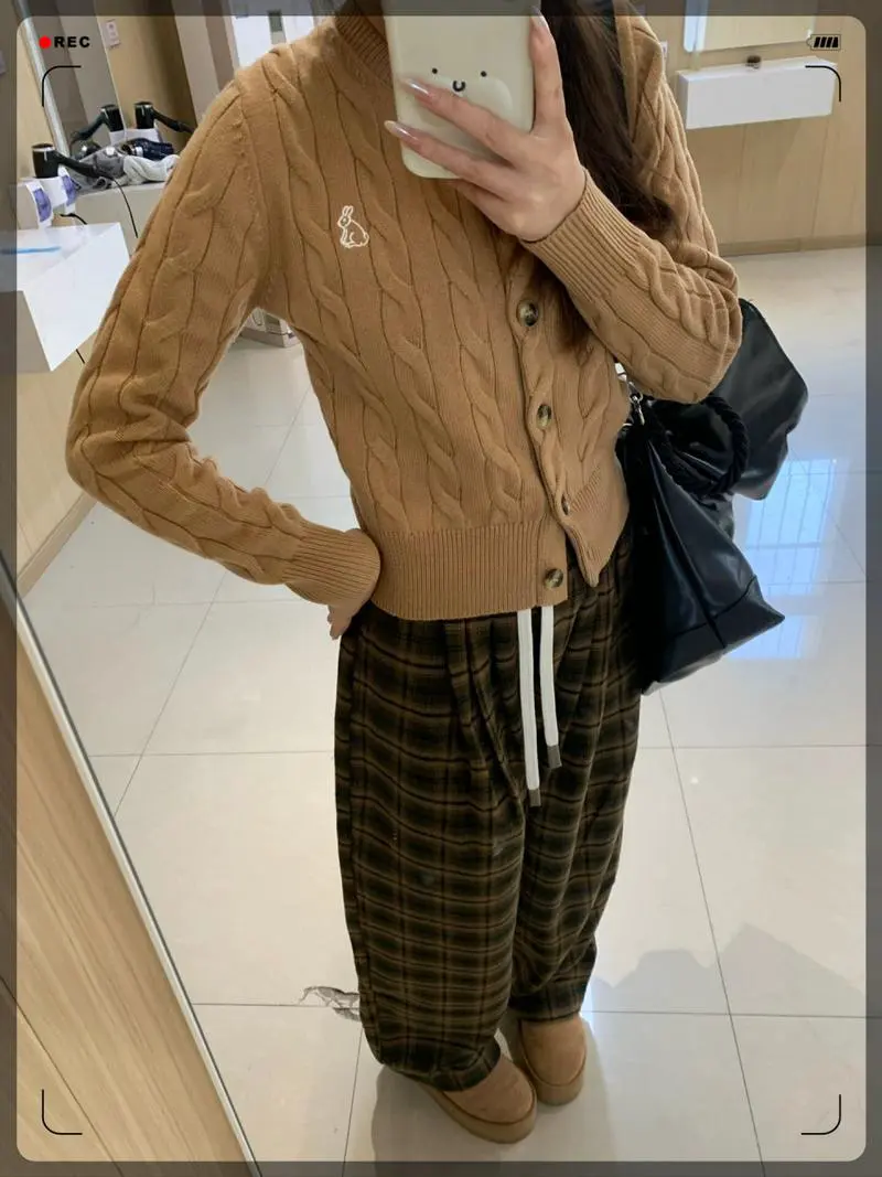 棕色毛衣搭配什么裤子