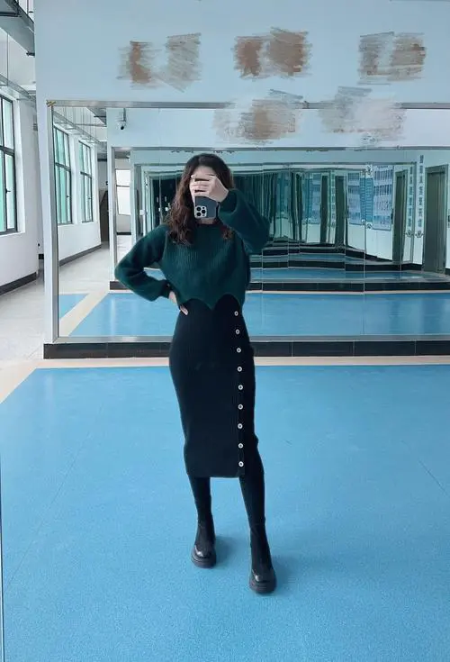 毛毛短靴怎么搭配裙子