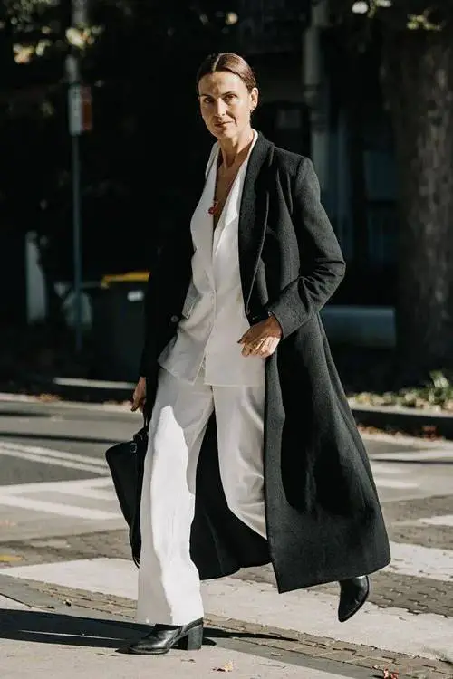 黑色长打底白色外套怎么搭配什么裤子好看图片欣赏