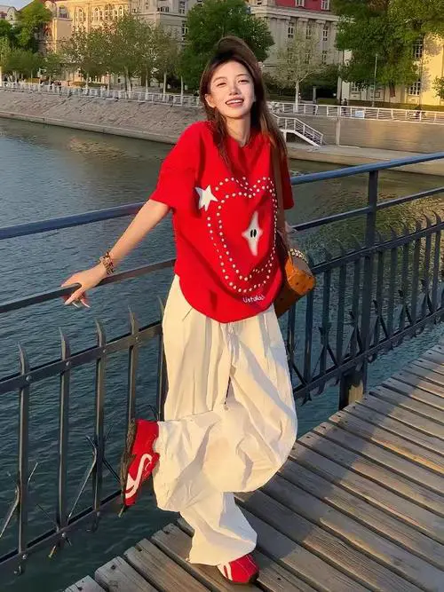 红体恤配什么裤子