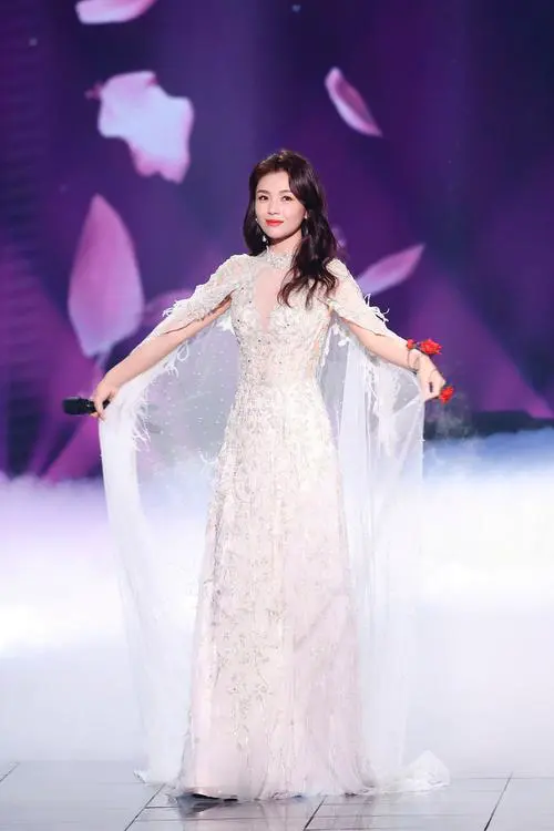 白色长披肩怎么搭配好看