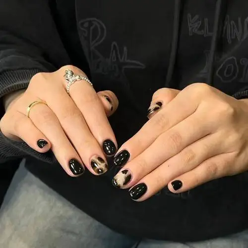 黑色美甲怎么搭配好看