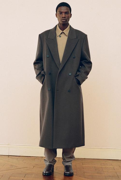 卡其色男大衣怎么搭配