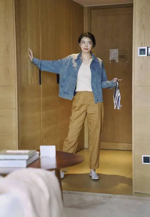 卡其色牛仔衣怎么搭配裤子好看