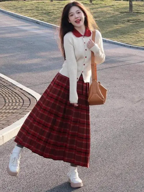 大红百褶裙怎么搭配