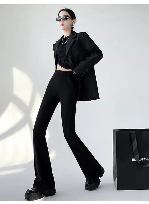 冬季黑色喇叭裤怎么搭配上衣和鞋子图片