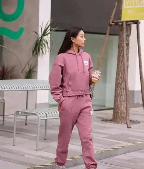 淡粉色运动鞋怎么搭配衣服图片