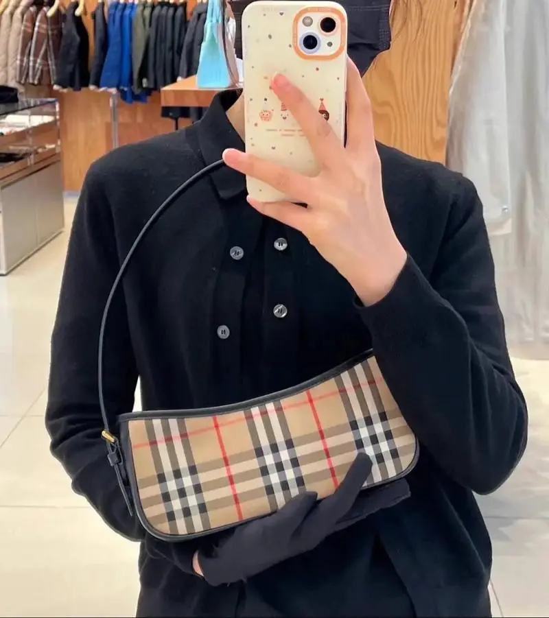 巴宝莉包包怎么搭配图片