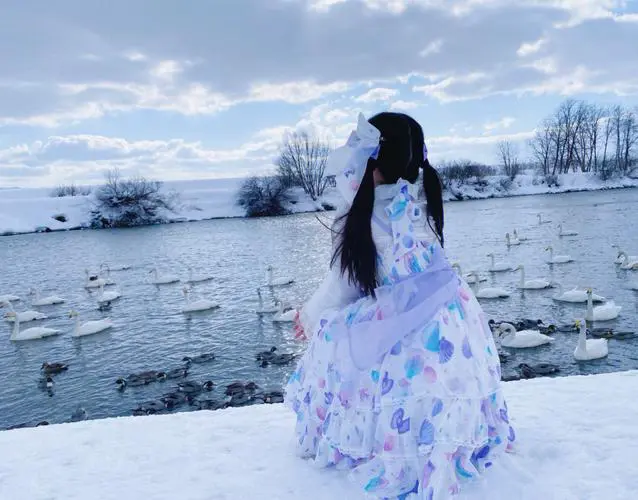 白色贝壳怎么搭配衣服