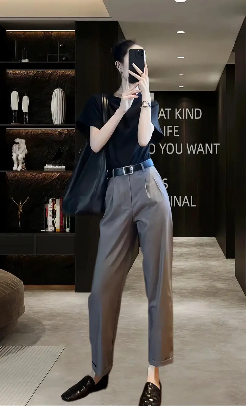 黑色裤子灰色上衣怎么搭配图片欣赏