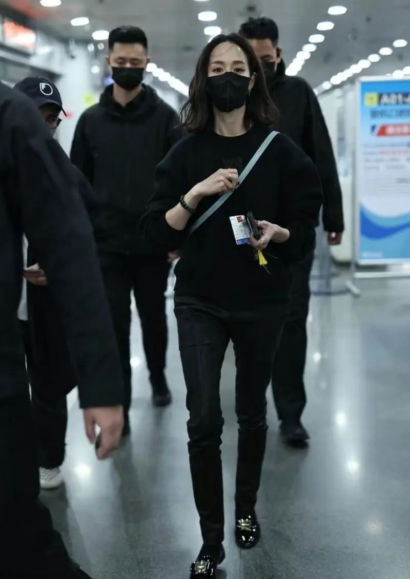 女生黑色的鞋子怎么搭配衣服图片欣赏