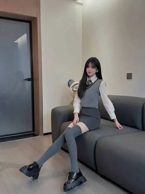 学生长腿袜怎么搭配衣服