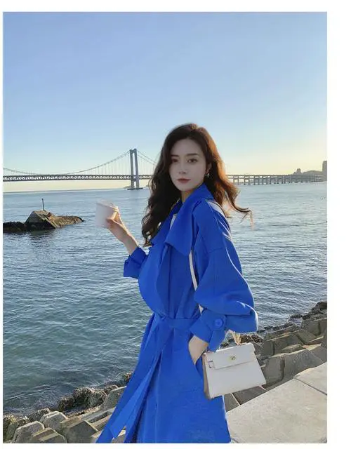 蓝色风衣长款外套怎么搭配