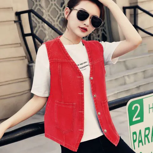 红色牛仔马甲怎么搭配