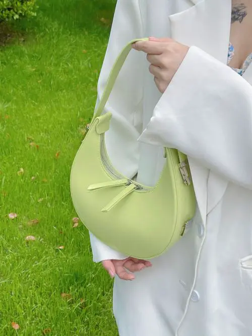 浅绿色包怎么搭配衣服