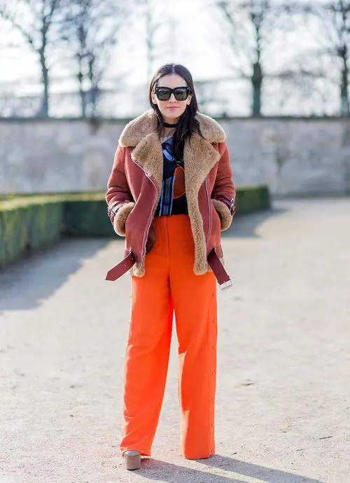 亮橘红色怎么搭配衣服好看吗