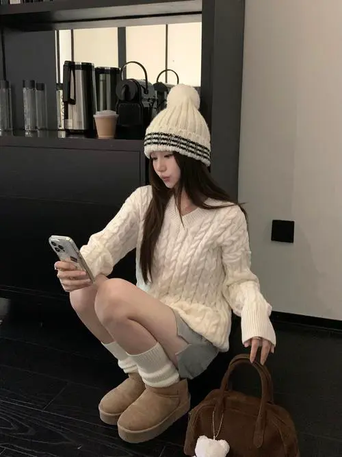 白色v领宽松毛衣怎么搭配什么外套
