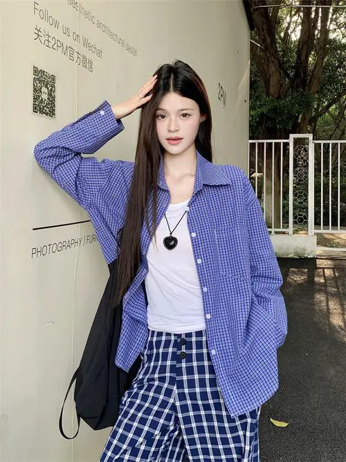 蓝色格子和蓝色衣服怎么搭配