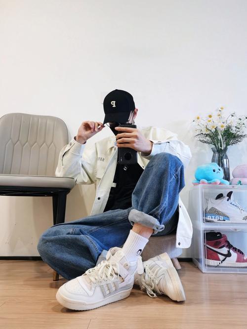 男式白外套怎么搭配什么裤子好看