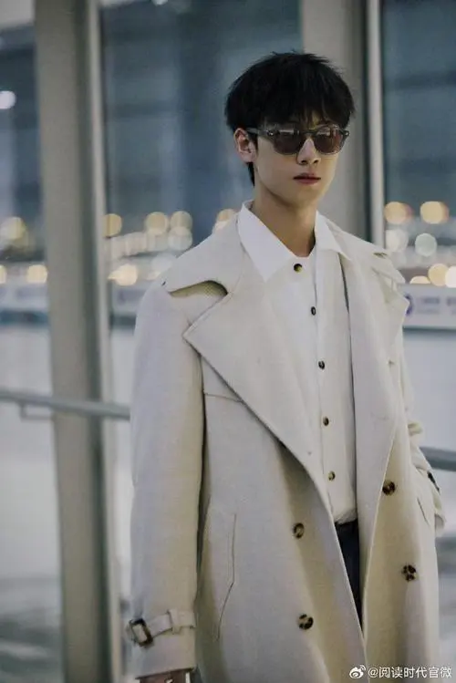 男生白风衣怎么搭配衣服好看图片