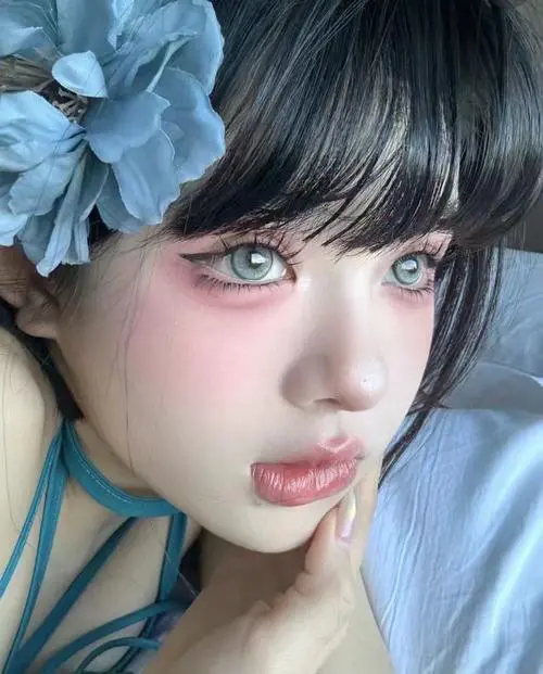 蓝色粉色眼影怎么搭配好看