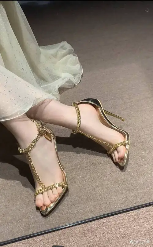 金色的鞋怎么搭配图片