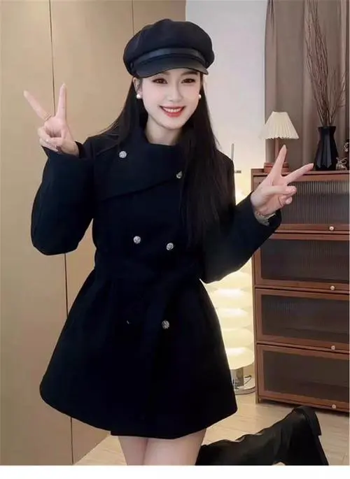 黑色短毛外套怎么搭配