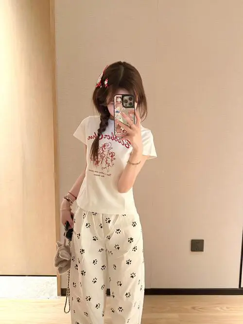 白色印花t恤怎么搭配外套好看