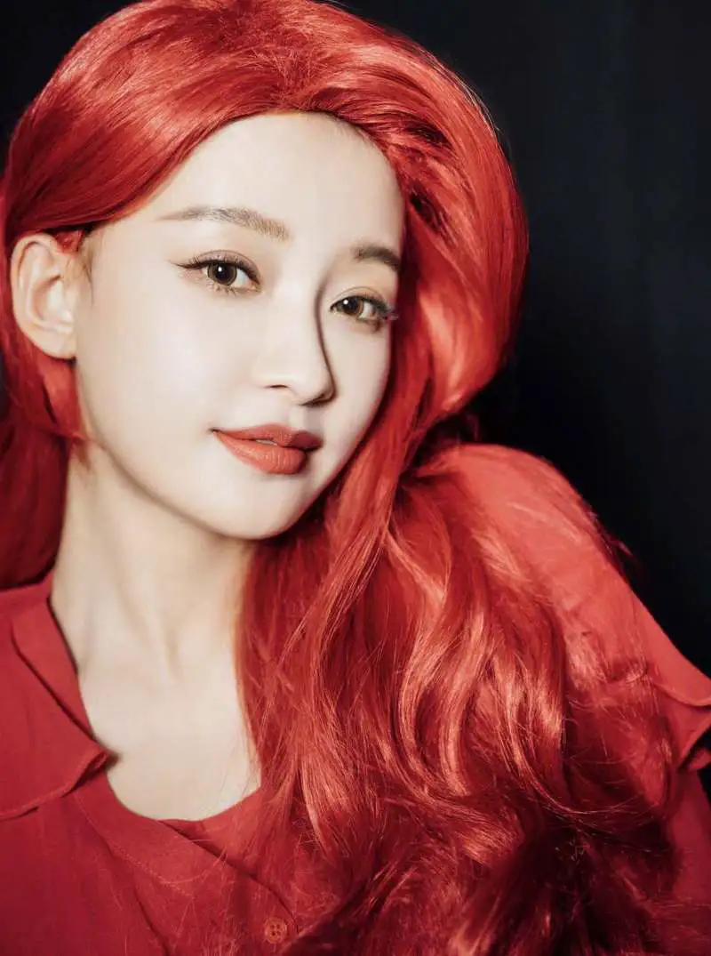 红色发型怎么搭配衣服好看
