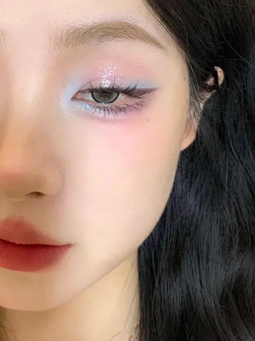 蓝色粉色眼影怎么搭配