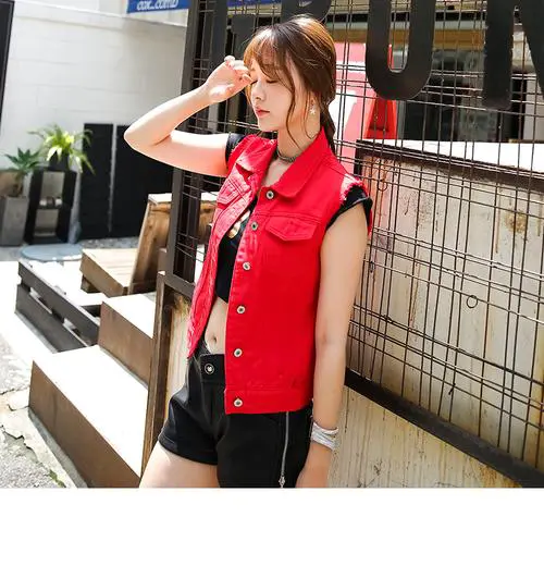 红色牛仔马甲怎么搭配衣服