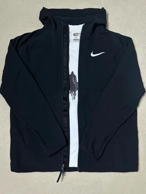 白夹克和短袖怎么搭配衣服