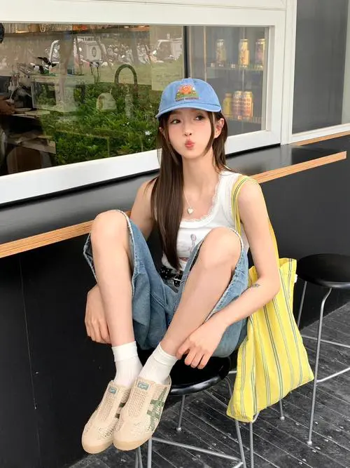 白帽子怎么搭配衣服好看图片欣赏