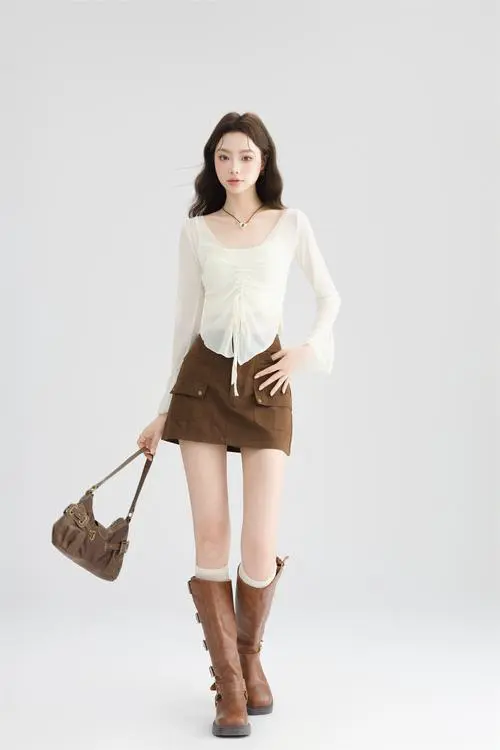 高腰半身牛仔裙怎么搭配上衣好看