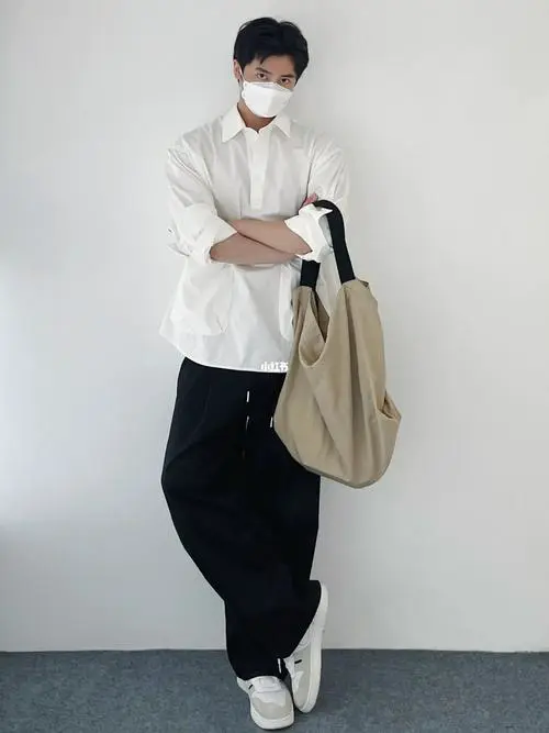 男生穿白外套里面穿什么衣服怎么搭配