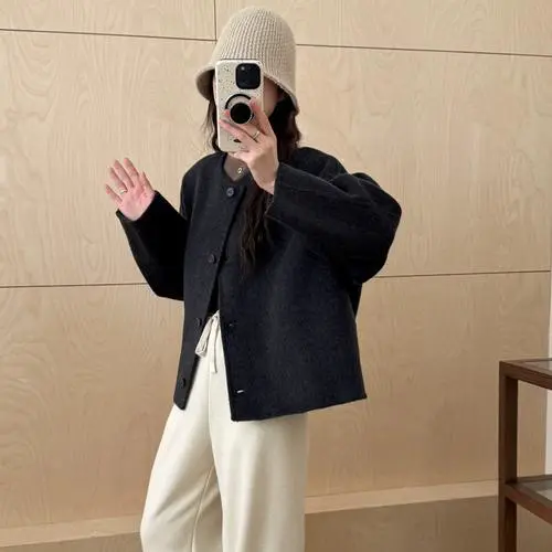 短款的羊绒上衣外套怎么搭配什么裤子