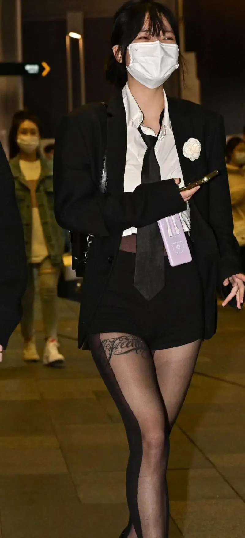 女生黑色的鞋子怎么搭配衣服图片大全