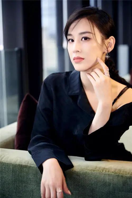 黑衬衣怎么搭配下身