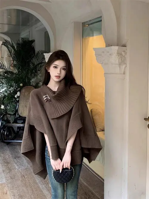 白色短款斗篷怎么搭配什么裤子好看吗