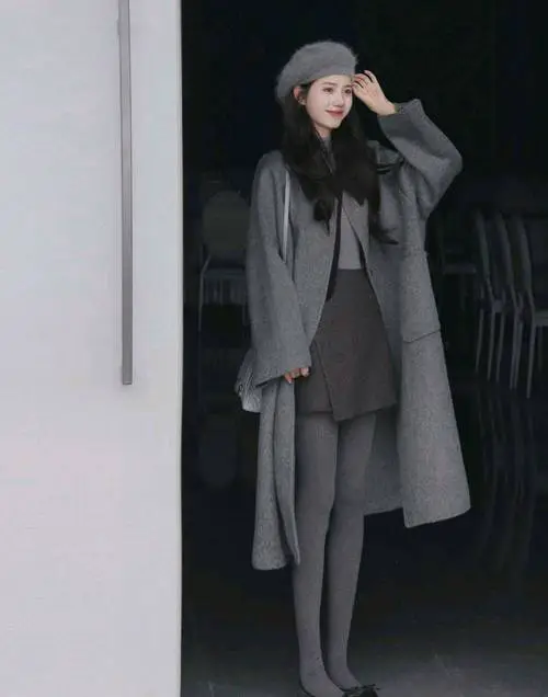 灰色衣服黑色裤子鞋子怎么搭配图片女